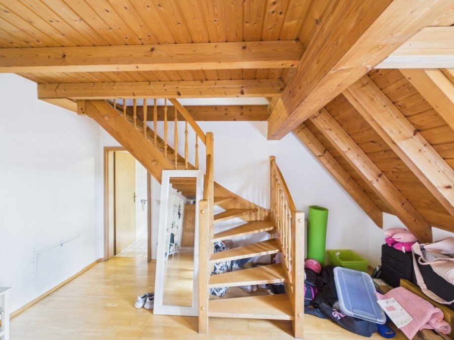 Treppen ins OG Dachgeschosswohnung Sinsheim