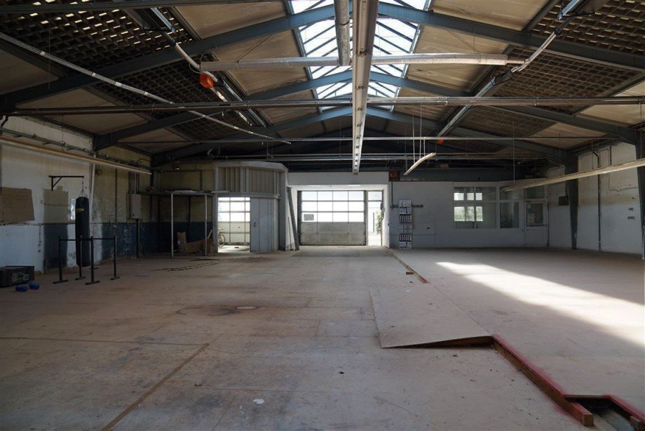 Halle Halle / Lager / Produktion B�hl , Baden