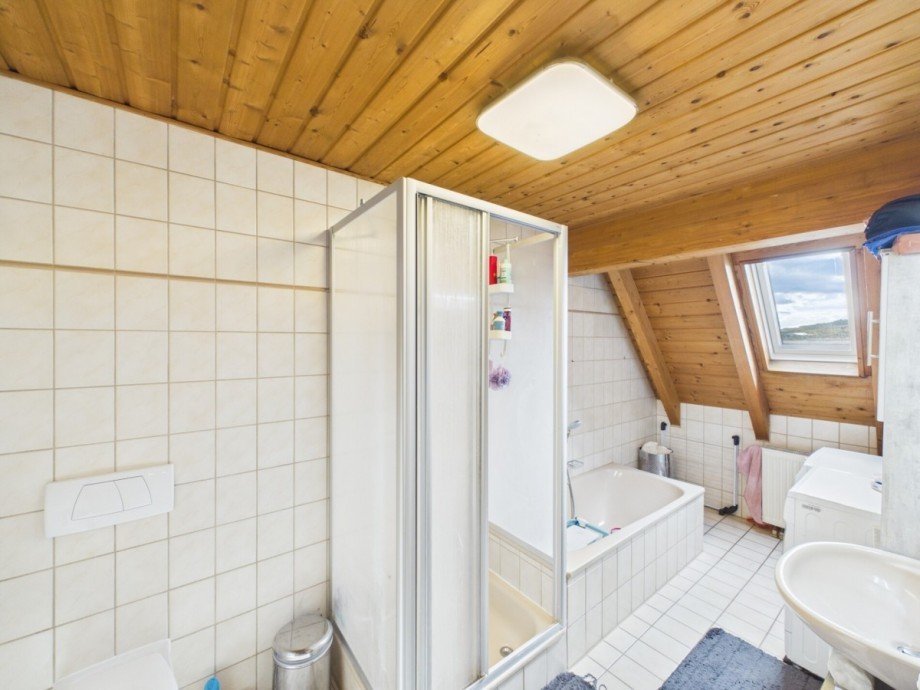 Bad und Waschmaschinenanschluss Dachgeschosswohnung Sinsheim