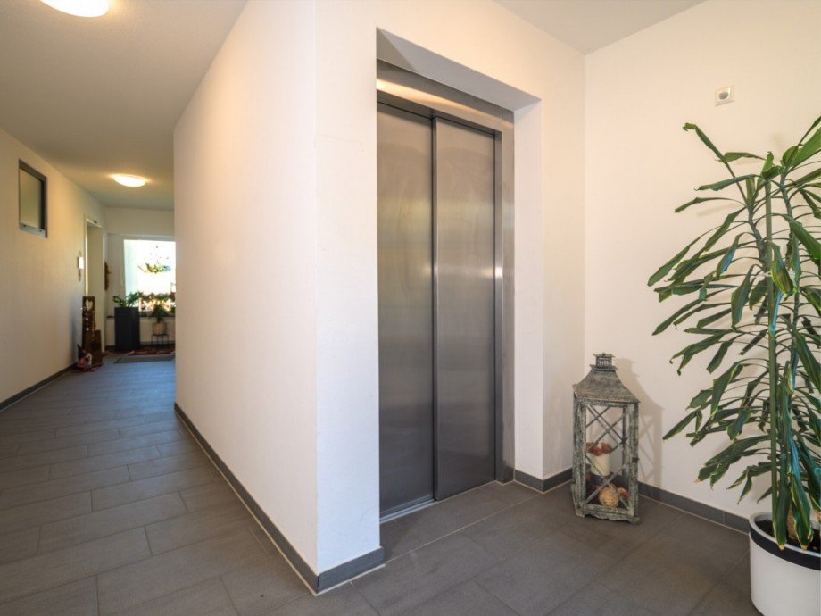 Fahrstuhl und Flur Etagenwohnung Sinsheim / Rohrbach