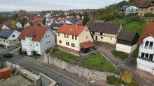 Seiten Ansicht mit Hof Haus von 1842 mit vielen M�glichkeiten in Sinsheim-Steinsfurt
