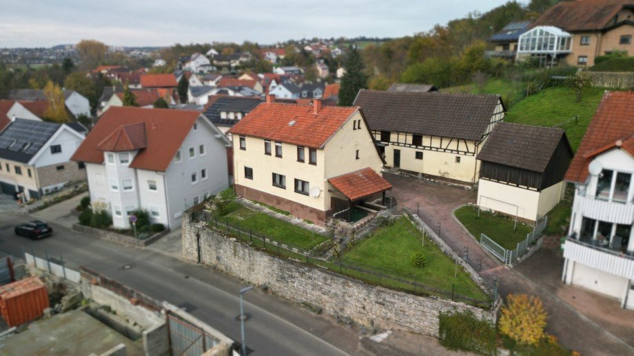 Seiten Ansicht mit Hof Einfamilienhaus Sinsheim / Steinsfurt