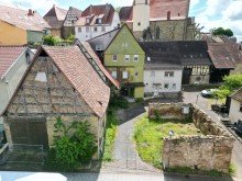 Front Ansicht Baugrundst�ck mit Scheune im historischen Zentrum von Hilsbach zu verkaufen