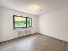 Zimmer XXL-Grundst�ck mit ebenerdigem Einfamilienhaus und Wellnessbereich im Untergeschoss
