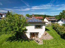 Seitenasicht Haus XXL-Grundst�ck mit ebenerdigem Einfamilienhaus und Wellnessbereich im Untergeschoss