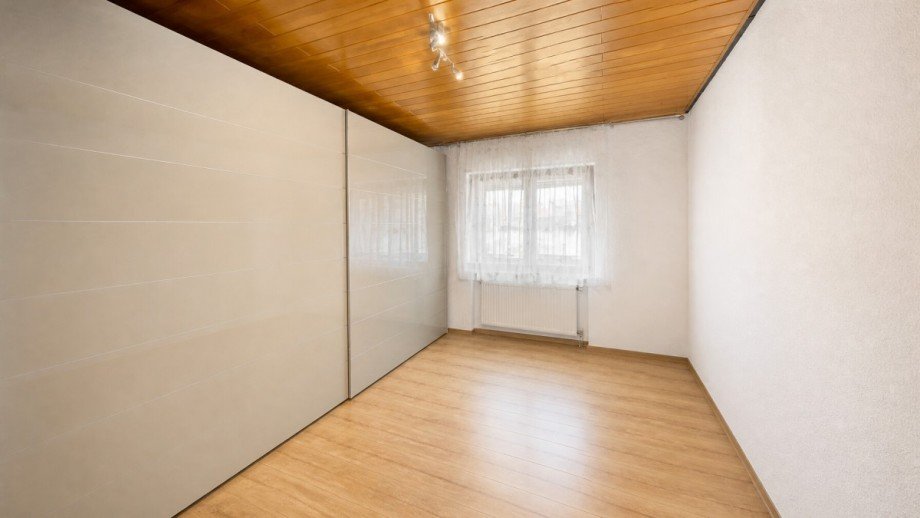 Schlafzimmer EG KI bearbeitet Mehrfamilienhaus Rettigheim