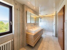 Badezimmer XXL-Grundst�ck mit ebenerdigem Einfamilienhaus und Wellnessbereich im Untergeschoss