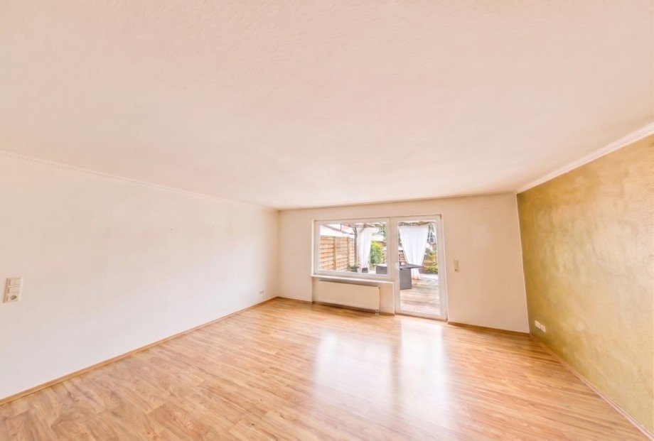 Wohnzimmer leer (KI) Reihenhaus Eschelbronn