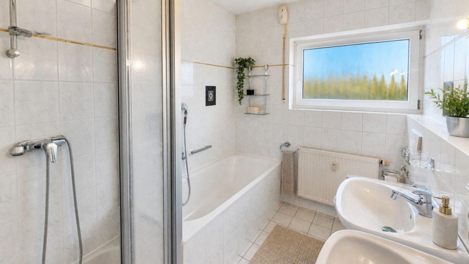 Tageslichtbad KI dekoriert Dachgeschosswohnung �stringen